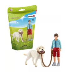 Набор фигурок На прогулке с лабрадором Schleich 42478